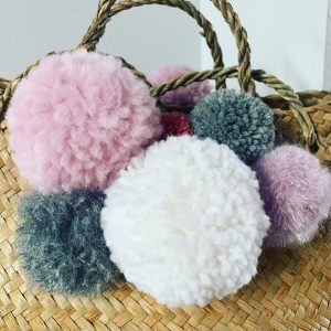 panier tressé avec des pompons