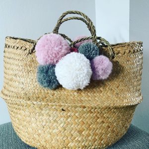 panier tressé avec des pompons