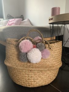 panier tressé avec des pompons