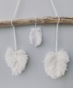 bois flotté et plumes macramé